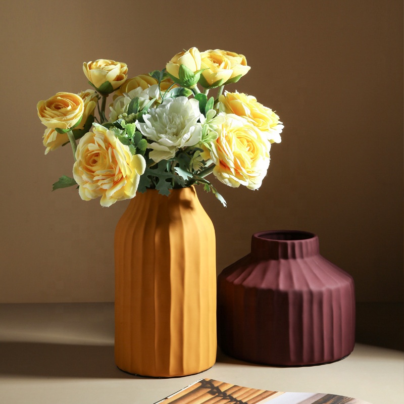 Vase Korinthos en céramique au design vintage par Pavao Studio